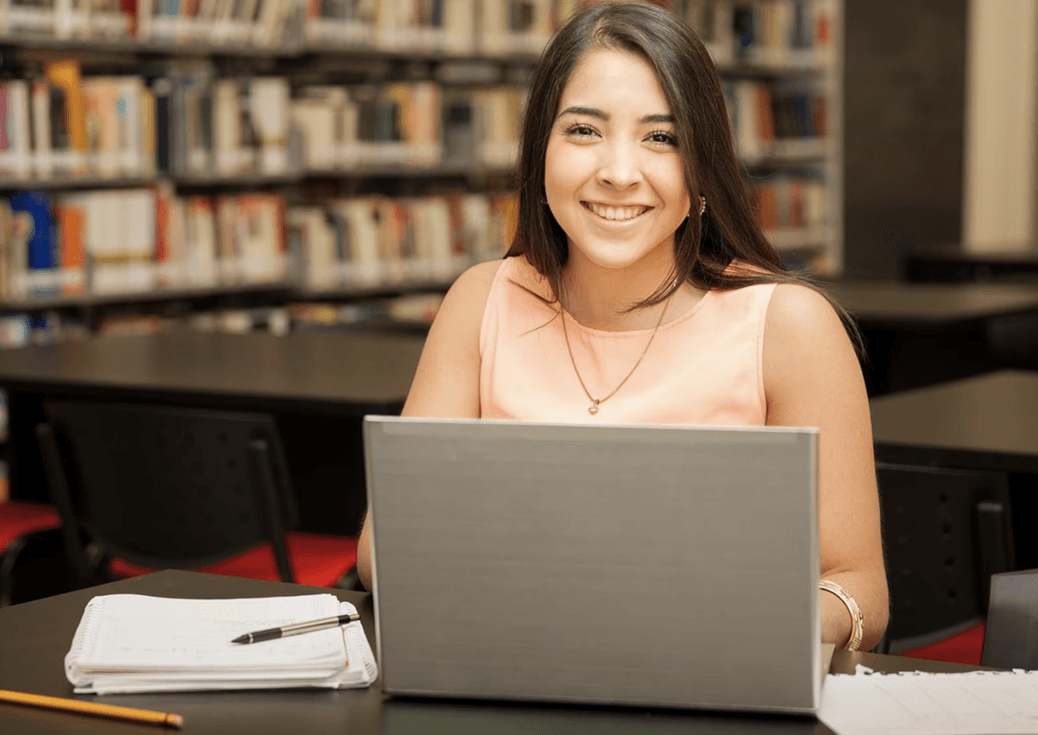 Niña estudiando